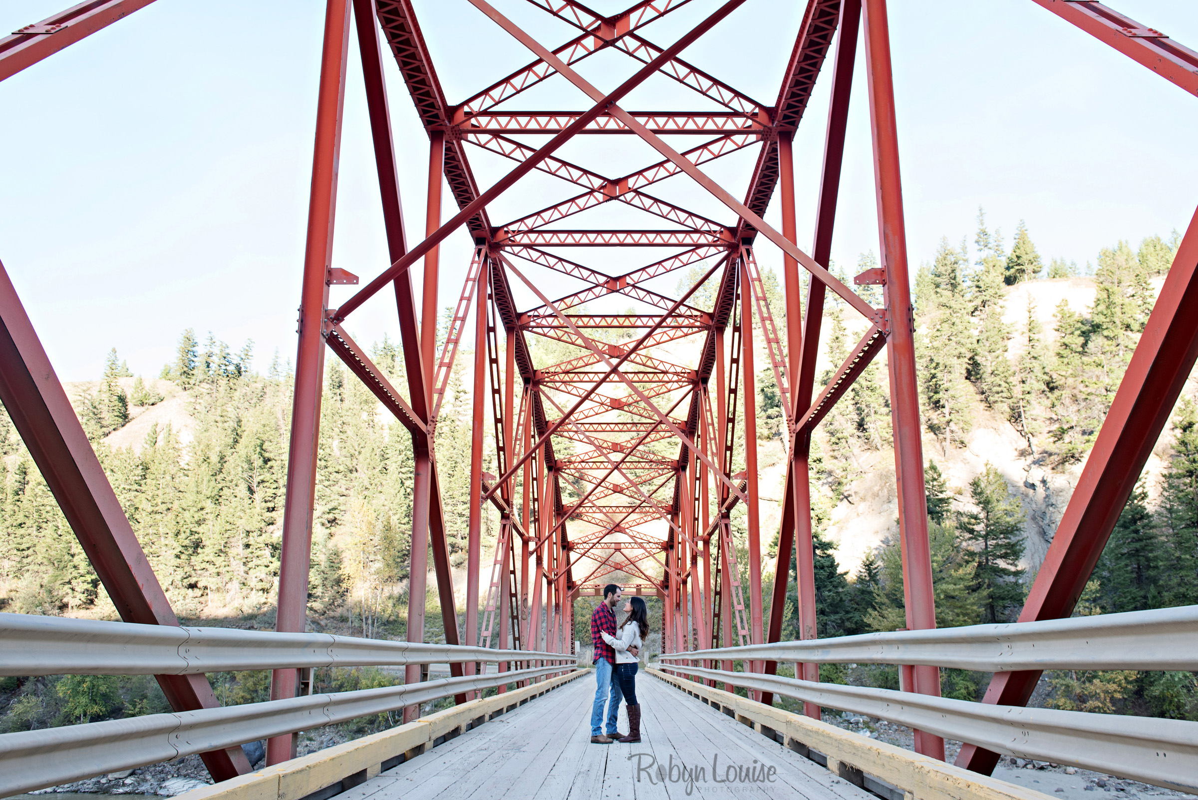 victoria-and-johnny-engagement-hound-dogs-bulldogs-lab-rudy-johnson-bridge-robyn-louise-photography0002