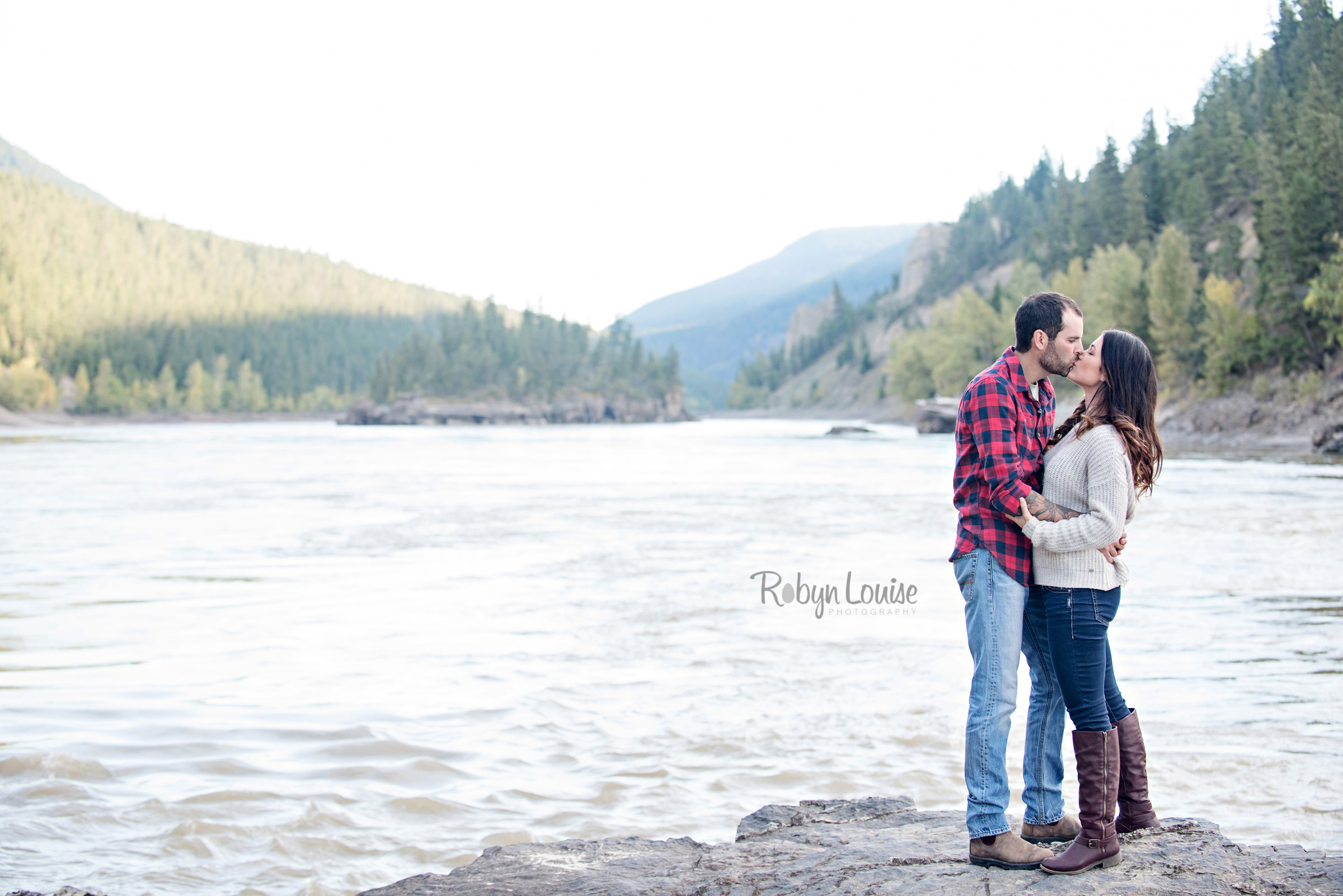 victoria-and-johnny-engagement-hound-dogs-bulldogs-lab-rudy-johnson-bridge-robyn-louise-photography0003