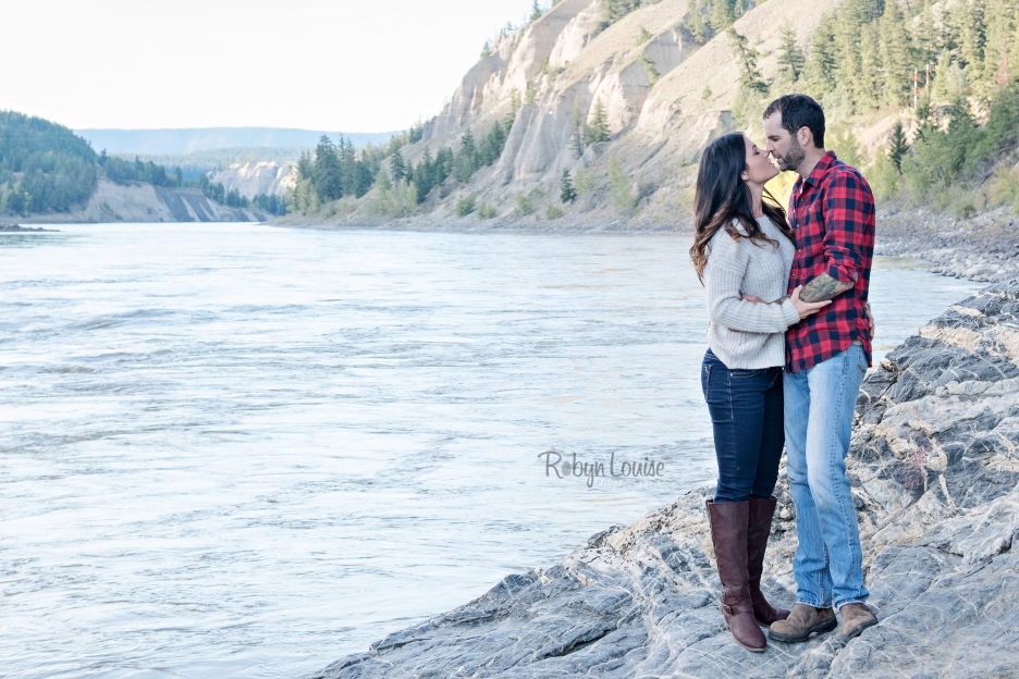 victoria-and-johnny-engagement-hound-dogs-bulldogs-lab-rudy-johnson-bridge-robyn-louise-photography0011
